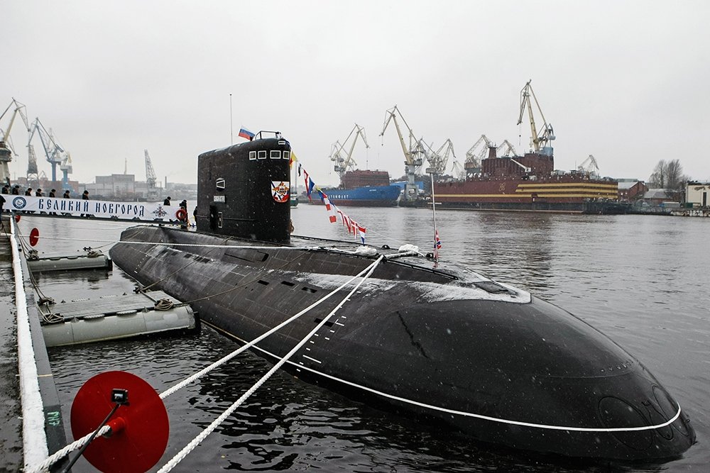 Подводная лодка Великий Новгород у пирса