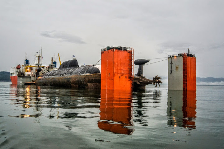 Многоцелевая атомная подводная лодка Братск на транспортном судне Transshelf голландской компании Dосkwise