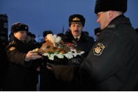 Вручение жареного поросёнка командиру подводной лодки Липецк. (фото Юлии Уваровой)