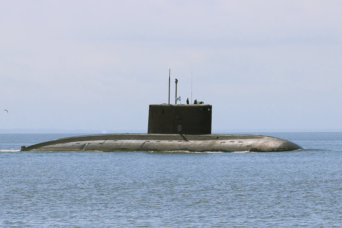 Подводная лодка проекта 877 Дмитров в море
