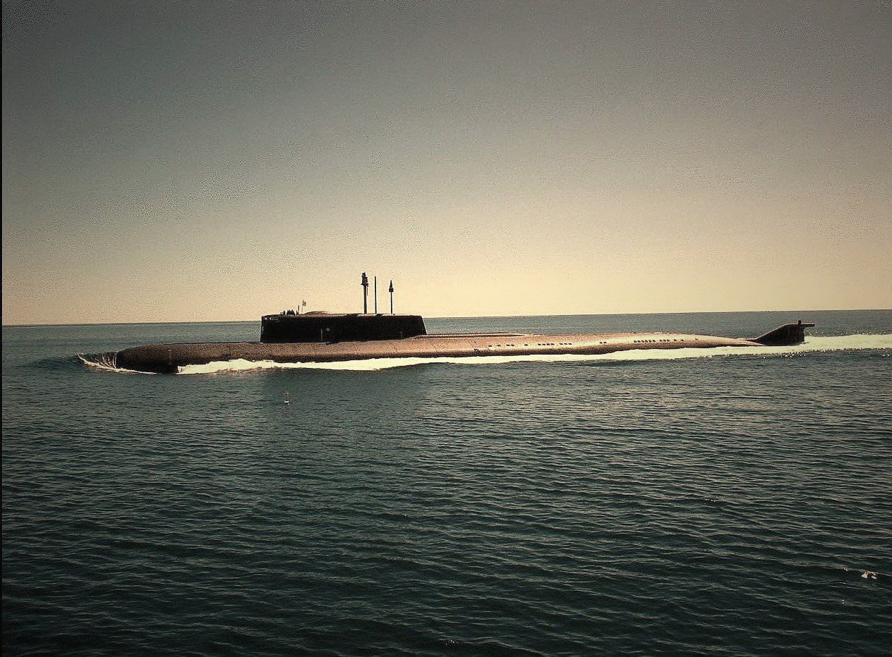 Подводная лодка проекта Антей в море