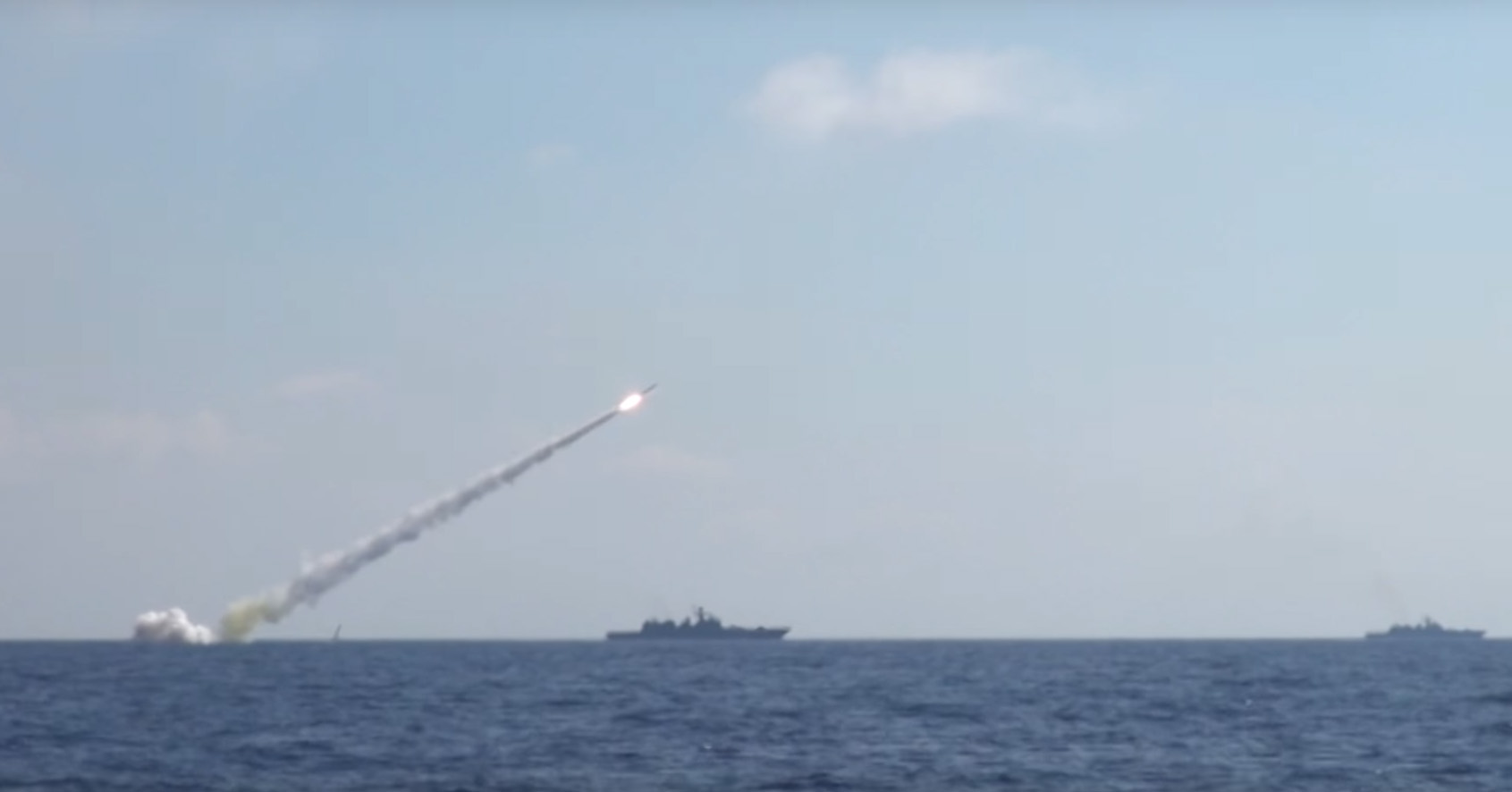 Пуск крылатой ракеты Калибр с подводной лодки Краснодар в Средиземном море