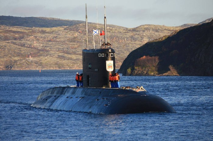 Дизель-электрическая подводная лодка (ДЭПЛ) Владикавказ в море