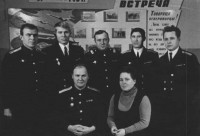 Николай Лагунов сцецтрюмный с женой Марией в Гремихе 1970г после лечения. Среди мичманов К-27